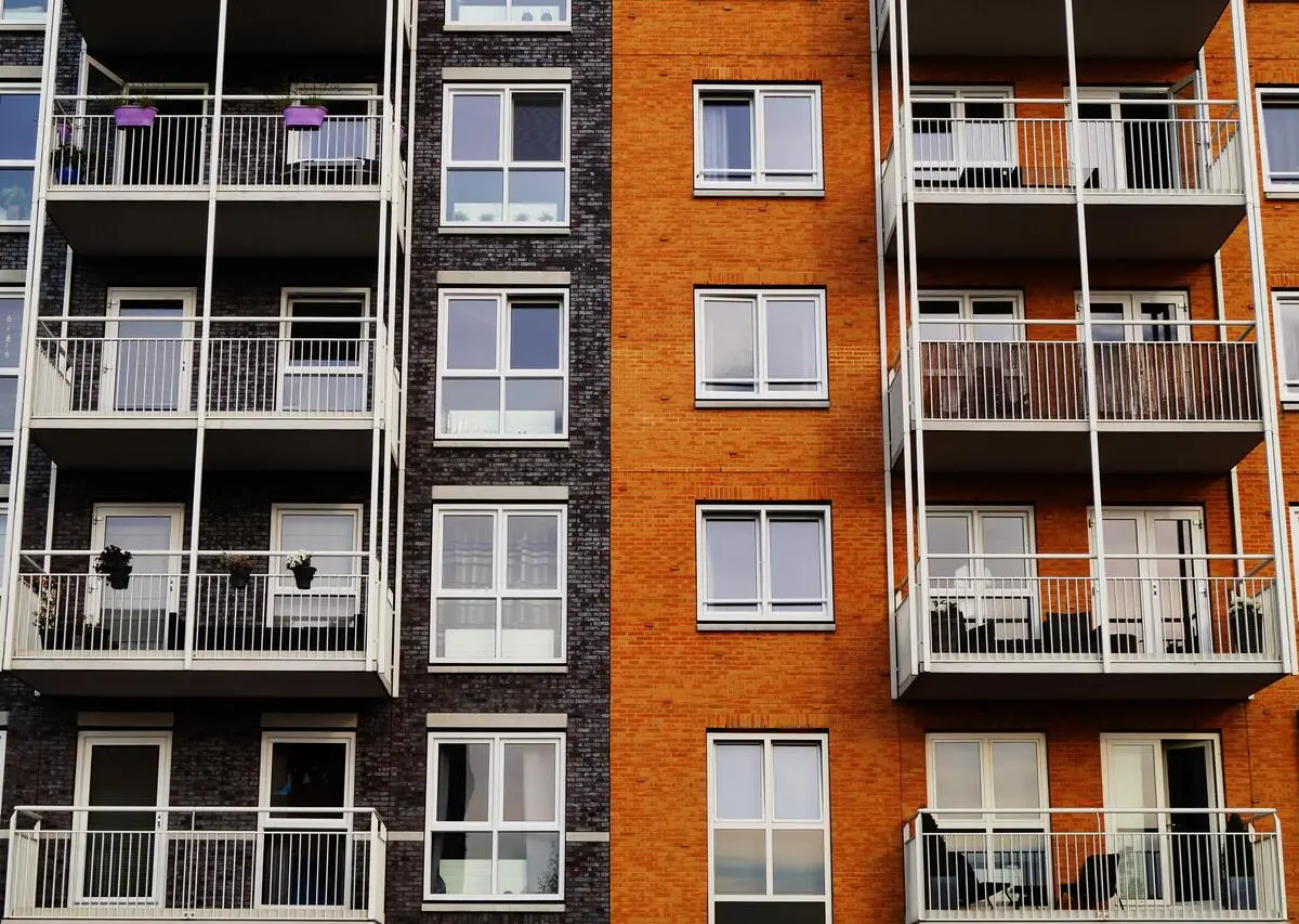 Décrassant façade en brique